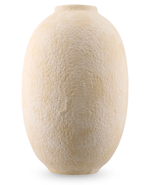 Le Vase Blush Meadow 42 cm beige est un vase rond en céramique avec une surface structurée semblable à de la pierre et une ouverture étroite, représentée sur un fond blanc.