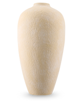 Le vase Calm Bloom 42 cm beige est un grand vase ovale en céramique avec une surface structurée et une ouverture étroite, sur un fond blanc uni.