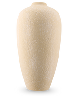 Un vase Calm Bloom grand et structuré en blanc cassé, mesurant 42 cm de haut et avec une ouverture étroite en haut, représenté sur un fond blanc uni.