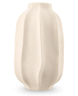 Le Vase Petal Shade 30 cm beige est un vase en céramique structurée au fini mat et aux stries verticales ondulées organiques sur un fond gris clair.