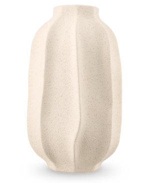 Le Vase Petal Shade 30 cm beige est un vase en céramique structurée au fini mat et aux stries verticales ondulées organiques sur un fond gris clair.