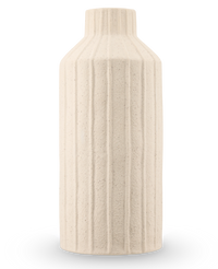 Le vase Forest Curve 30 cm beige est un grand vase cylindrique en céramique avec une surface mate et structurée avec des motifs nervurés verticaux et un col étroit.