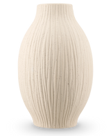 Le Vase Silent Leaf 25 cm beige est un vase en céramique structurée avec un corps rond, un col étroit et des lignes nervurées verticales, sur un fond blanc uni.