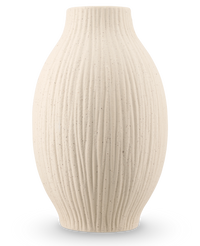 Le Vase Silent Leaf 25 cm beige est un vase en céramique structurée avec un corps rond, un col étroit et des lignes nervurées verticales, sur un fond blanc uni.