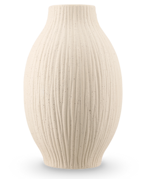 Le Vase Silent Leaf 25 cm beige est un vase en céramique structurée avec un corps rond, un col étroit et des lignes nervurées verticales, sur un fond blanc uni.