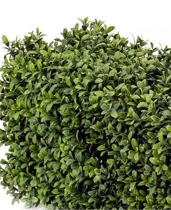 La Haie de Buis Artificiel UV 100x20x25 cm présente un tapis dense et carré de feuilles de buis artificiels de différentes nuances de vert sur un fond blanc.