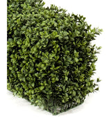 Gros plan de la haie de buis artificiel UV 100x20x25 cm, une haie de buis artificiel rectangulaire aux petites feuilles vertes denses, représentée sur un fond blanc uni.