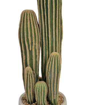 Un gros plan du cactus artificiel 59 cm montre plusieurs longues tiges vertes nervurées avec des crêtes verticales jaunâtres dans un pot blanc rempli de petits cailloux.