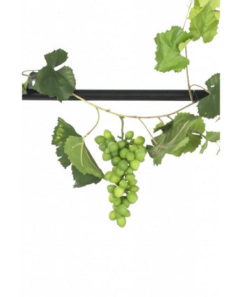 La guirlande de raisin artificiel ignifuge 186 cm présente des grappes de raisin et des feuilles vertes drapées sur un poteau noir, créant une décoration végétale artificielle saisissante qui se détache sur un fond blanc.