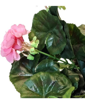 Un gros plan du Géranium Artificiel 40 cm rose, avec plusieurs feuilles vertes sur fond blanc.