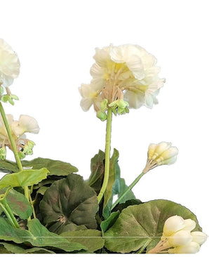 Un gros plan du Géranium Artificiel 40 cm blanc, avec des fleurs artificielles blanc clair avec des feuilles vertes sur un fond blanc uni.