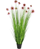 Le gazon artificiel chrysanthème 180 cm ignifuge est une plante artificielle en pot avec de hautes et fines feuilles vertes ressemblant à de l'herbe et des fleurs de chrysanthème roses sur de longues tiges, représentées sur un fond blanc.