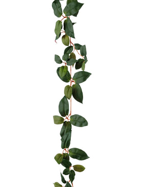 La guirlande artificielle Tradescantia verte 180 cm possède une longue plante grimpante pendante avec des feuilles vertes ovales et de fines tiges rougeâtres, représentées sur un fond blanc.