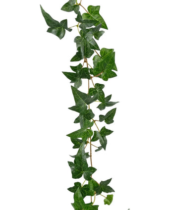 La plante artificielle suspendue Lierre Boston Garland 180 cm vert est un lierre vert réaliste avec des feuilles pointues, conçu pour grimper verticalement sur un fond blanc.