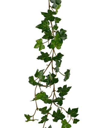 La plante artificielle suspendue Lierre guirlande de luxe 180 cm vert a un brin suspendu réaliste de lierre vert avec de multiples feuilles pointues sur une fine vigne, magnifiquement isolée sur un fond blanc.