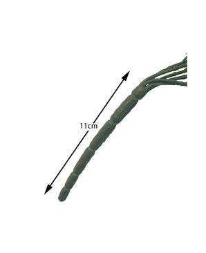 Gros plan de la tige verte et structurée de la plante artificielle suspendue Sudo 110 cm avec une flèche indiquant la longueur de 11 cm ; une partie de cette plante artificielle dépasse du fond blanc à droite.