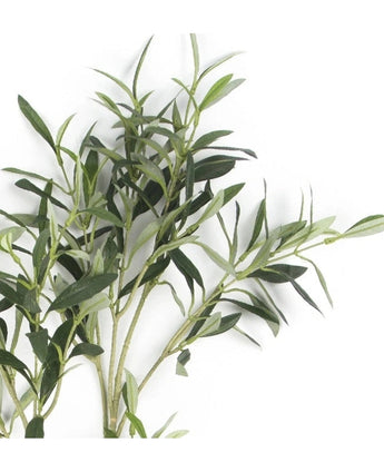 Un gros plan de la feuille d'olivier artificielle 90 cm ignifuge montre des branches vertes et fines avec des feuilles étroites sur un fond blanc - idéale pour une décoration méditerranéenne.