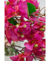 Gros plan de la fleur artificielle Bougainvillier 90 cm violet, avec des pétales violets vibrants, des feuilles vertes et de fines tiges brunes avec des centres jaune-vert détaillés pour un accent floral réaliste.