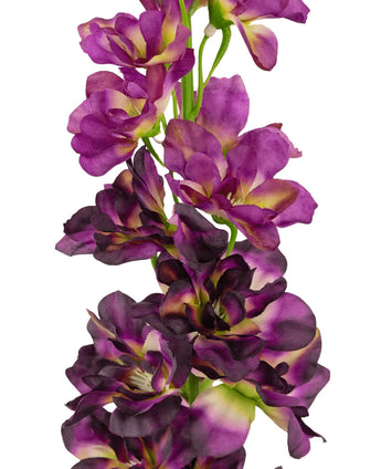 Gros plan de la fleur artificielle Delphinium Purple 79 cm, une haute tige artificielle avec de multiples fleurs violettes et violet foncé avec un cœur vert et jaune, sur fond blanc.