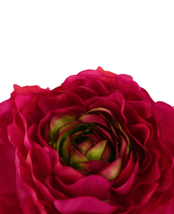 Gros plan de la fleur artificielle Ranunculus 51 cm rose foncé, avec des pétales artificiels rose foncé vibrant et des accents centraux verts, sur un fond blanc uni.