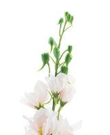 Een close-up van de Kunstbloem Ridderspoor Real Touch champagnepa 90 cm, met lichtroze kunstbloemen met groene knoppen en stelen tegen een witte achtergrond.
