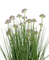 Le pot d'herbe d'oignon de fleur de poireau artificiel de 60 cm a des feuilles vertes hautes et fines et des bouquets de petites fleurs violettes claires délicates sur de longues tiges. L’arrangement est ignifuge et représenté sur un fond blanc.