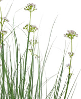 De Kunstgras Prei Bloem Uien Graspot 90cm brandvertragend heeft hoog, slank groen kunstgras en delicate witte bloemen tegen een effen witte achtergrond.