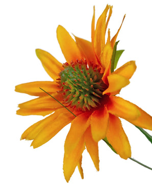 Een close-up van de Kunstgras chrysant uienpot 90cm brandvertragend, met kunstmatige oranje chrysantenblaadjes en een groen, gestructureerd hart, tegen een witte achtergrond.