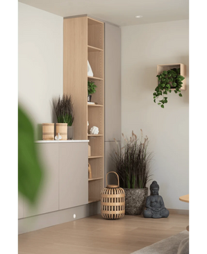Un intérieur minimaliste avec des planches de bois clair, des paniers décoratifs, des plantes en pot et le gazon artificiel chenille oignon bonsaï 100 cm (ignifuge) crée une atmosphère calme et sereine. Les tons neutres et l'éclairage tamisé renforcent l'atmosphère paisible.