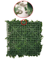 De Kunsthaag Groensteel 50x50 cm UV is een groen kunstbeplantingspaneel met een rasterrug, van boven afgebeeld met een close-up van het in elkaar grijpende mechanisme om meerdere panelen aan elkaar te koppelen.