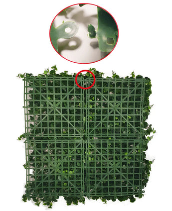 Vier Kunsthaag Savanne brandvertragende 100x100 cm groene kunststof panelen met kunstbladeren zijn met elkaar verbonden, afgebeeld met een close-up inzet van het in elkaar grijpmechanisme waarmee de panelen aan elkaar zijn bevestigd.
