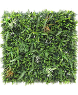 De Kunsthaag Savanne brandvertragend 100x100 cm is een vierkant paneel met dicht, brandvertragend kunstgroen gebladerte met gemengde plantenbladeren zoals varens en grassen voor een weelderig verticaal tuineffect.
