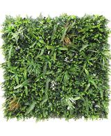 Le tapis de haie artificielle Savanne 100x100 cm est un panneau mural carré vert densément recouvert de fougères artificielles protégées contre les UV, de feuilles ressemblant à de l'herbe et de petites fleurs blanches pour un aspect luxuriant et naturel dans n'importe quelle pièce.
