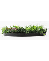 La Haie Artificielle sur Cadre Noir Ø100 cm est une jardinière noire semi-circulaire remplie d'un feuillage vert luxuriant et de quelques feuilles teintées de rose, sur un fond blanc.