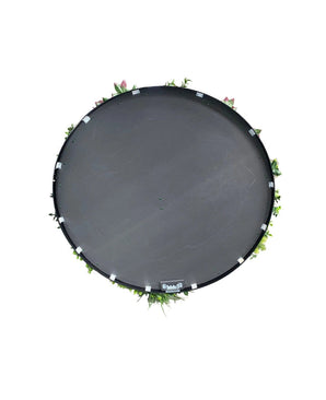 Een Kunsthaag op Zwart Frame Ø100 cm, met kleine groene plantjes en roze bloemen op een rond zwart dienblad, van bovenaf gezien tegen een witte achtergrond.