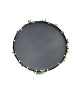 Haie Artificielle sur trampoline Cadre Noir Ø100 cm, vue de dessus avec des feuilles vertes et des fleurs roses sur le pourtour, sur fond blanc.