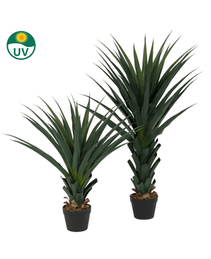 La plante artificielle Agave Pandora UV 120 cm a de longues feuilles vertes pointues et est représentée sur un fond blanc. Une icône verte du soleil UV en haut à gauche souligne la résistance aux UV.