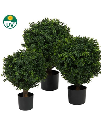 Le Buis Artificiel sur tige UV 40 cm est composé de trois arbres topiaires artificiels au feuillage vert dense dans des pots noirs, qui sont placés ensemble. Un petit symbole UV avec une icône de soleil dans le coin supérieur gauche indique qu'ils sont résistants aux UV.