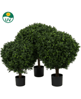 Trois Buis Artificiels sur tige UV d60 cm en forme d'arbres au feuillage vert rond et dense en pots noirs. Dans le coin supérieur gauche se trouve un symbole de protection UV vert sur fond blanc.