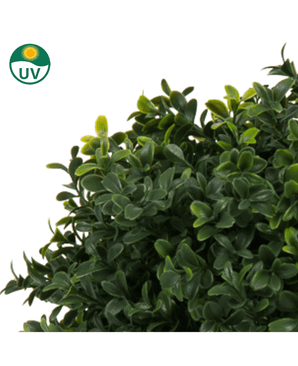 Gros plan de Buis Artificiel sur tige UV d60 cm feuilles avec un symbole de protection UV en haut à gauche, pour indiquer que cette plante artificielle est adaptée à l'extérieur ou au soleil.