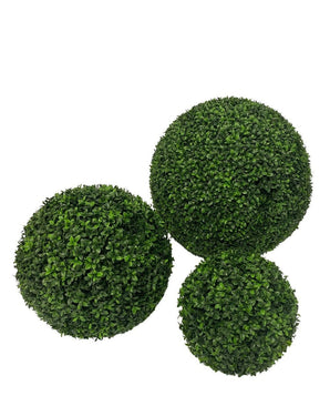 La Plante Artificielle Buis Style Romain UV D30cm est une ampoule topiaire artificielle avec de petites feuilles vertes denses pour un aspect réaliste, représentées sur un fond blanc.
