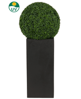 La Plante Artificielle Buis Style Romain UV D55cm, une forme d'art ronde, se dresse dans une grande jardinière noire avec une icône de protection UV dans le coin supérieur gauche de l'image.