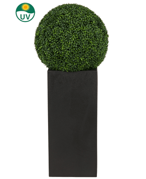 La Plante Artificielle Buis Style Romain UV D55cm, une forme d'art ronde, se dresse dans une grande jardinière noire avec une icône de protection UV dans le coin supérieur gauche de l'image.