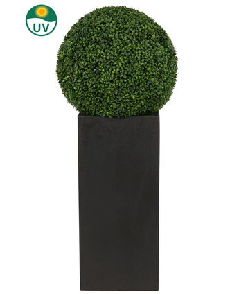 La Plante Artificielle Buis Style Romain UV D55cm, une forme d'art ronde, se dresse dans une grande jardinière noire avec une icône de protection UV dans le coin supérieur gauche de l'image.