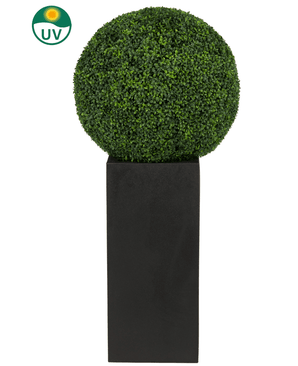 Le Buis Artificiel de style romain UV D65cm, un arbre rond en forme de buis artificiel, se dresse sur une haute jardinière rectangulaire noire avec une icône de protection solaire UV en haut à gauche sur un fond blanc.