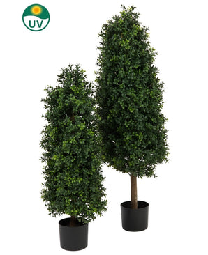 Deux buis artificiels pyramidaux UV de 120 cm en forme de feuilles denses vert foncé dans des pots noirs sont présentés l'un à côté de l'autre. Au-dessus des plantes artificielles sur fond blanc se trouve un symbole vert de protection UV.