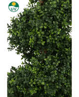 Le Buis Artificiel Spirale Style Romain UV 120 cm a un feuillage vert artificiel dense et luxuriant avec de petites feuilles et un symbole de résistance aux UV avec une icône de soleil dans le coin supérieur gauche.