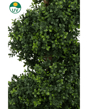 Le Buis Artificiel Spirale Style Romain UV 120 cm a un feuillage vert artificiel dense et luxuriant avec de petites feuilles et un symbole de résistance aux UV avec une icône de soleil dans le coin supérieur gauche.