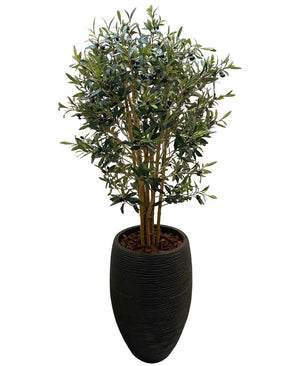 L'olivier artificiel UV 120 cm a des feuilles vertes, de petites olives foncées et se dresse dans un pot haut noir avec des pierres décoratives marron. Faible entretien et parfait sur un fond blanc.