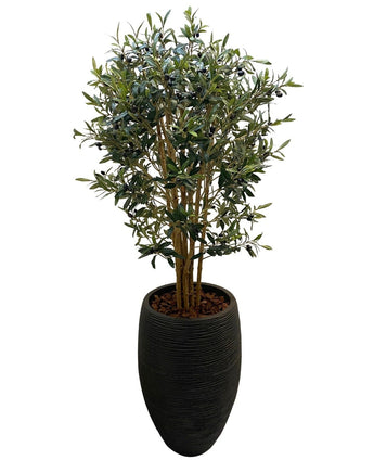 L'olivier artificiel UV 120 cm a des feuilles vertes, de petites olives foncées et se dresse dans un pot haut noir avec des pierres décoratives marron. Faible entretien et parfait sur un fond blanc.